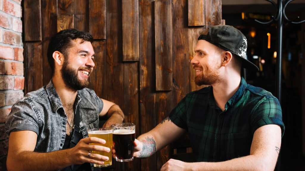 mannen drinken alcoholvrije bieren