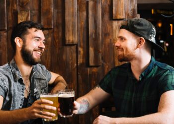 mannen drinken alcoholvrije bieren